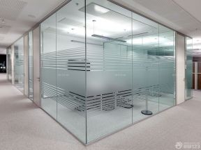 最新室内办公室装修玻璃隔断效果图