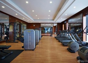现代健身房浅棕色木地板装修效果图片