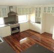 简约厨房深棕色木地板装修设计效果图片