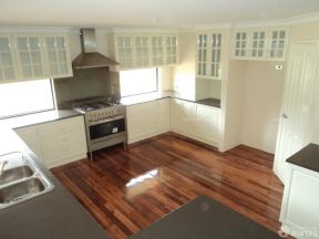 厨房设计图 深棕色木地板装修效果图片