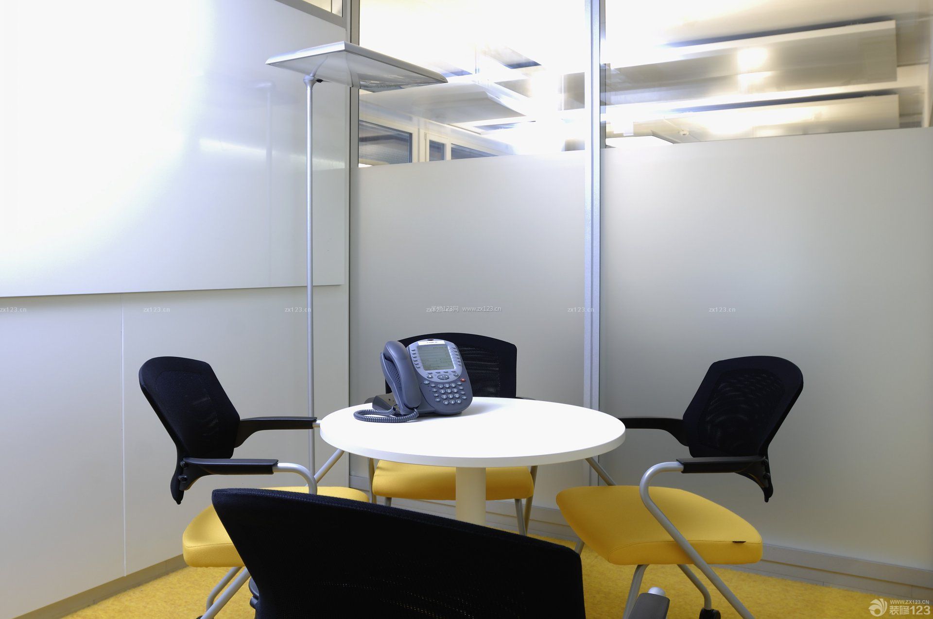 现代办公室简单室内装修效果图片 