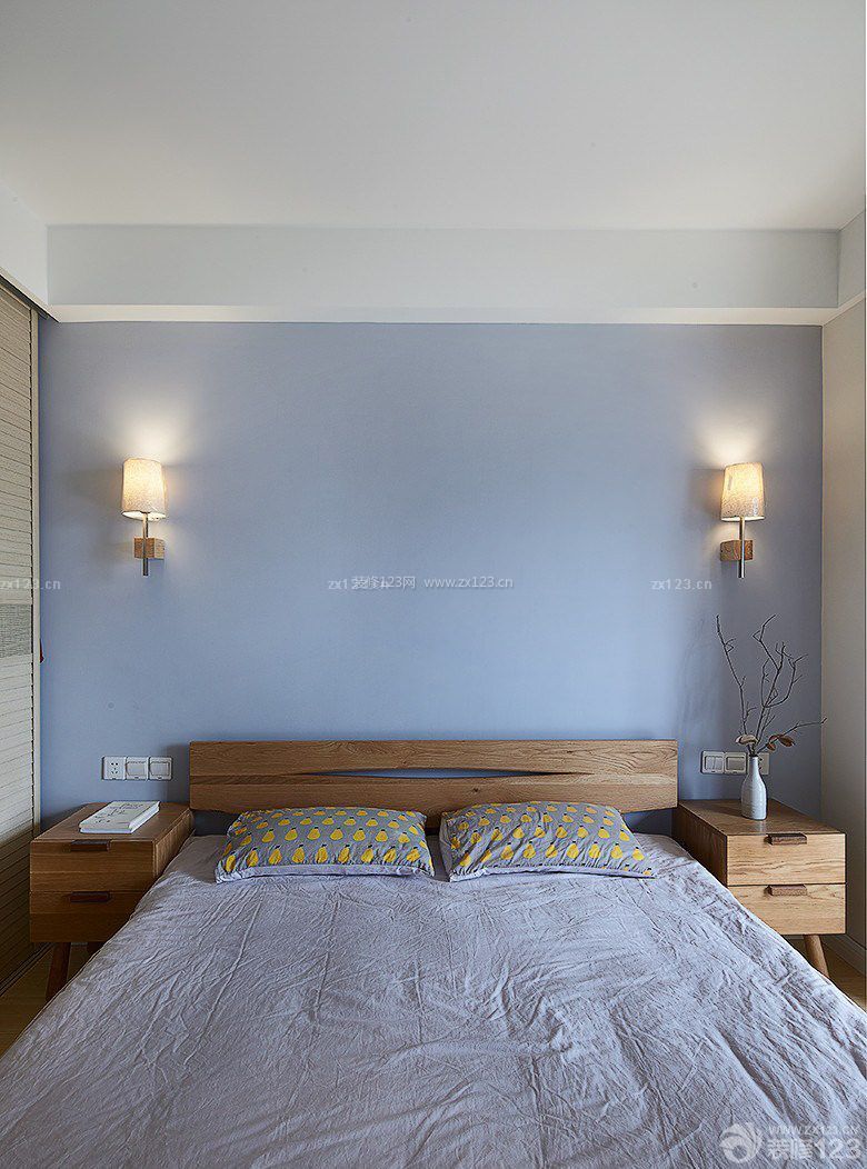 卧室床头背景墙蓝色墙面装修效果图片