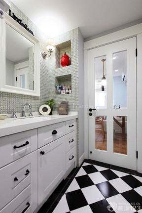 美式小户型浴室柜装修效果图片