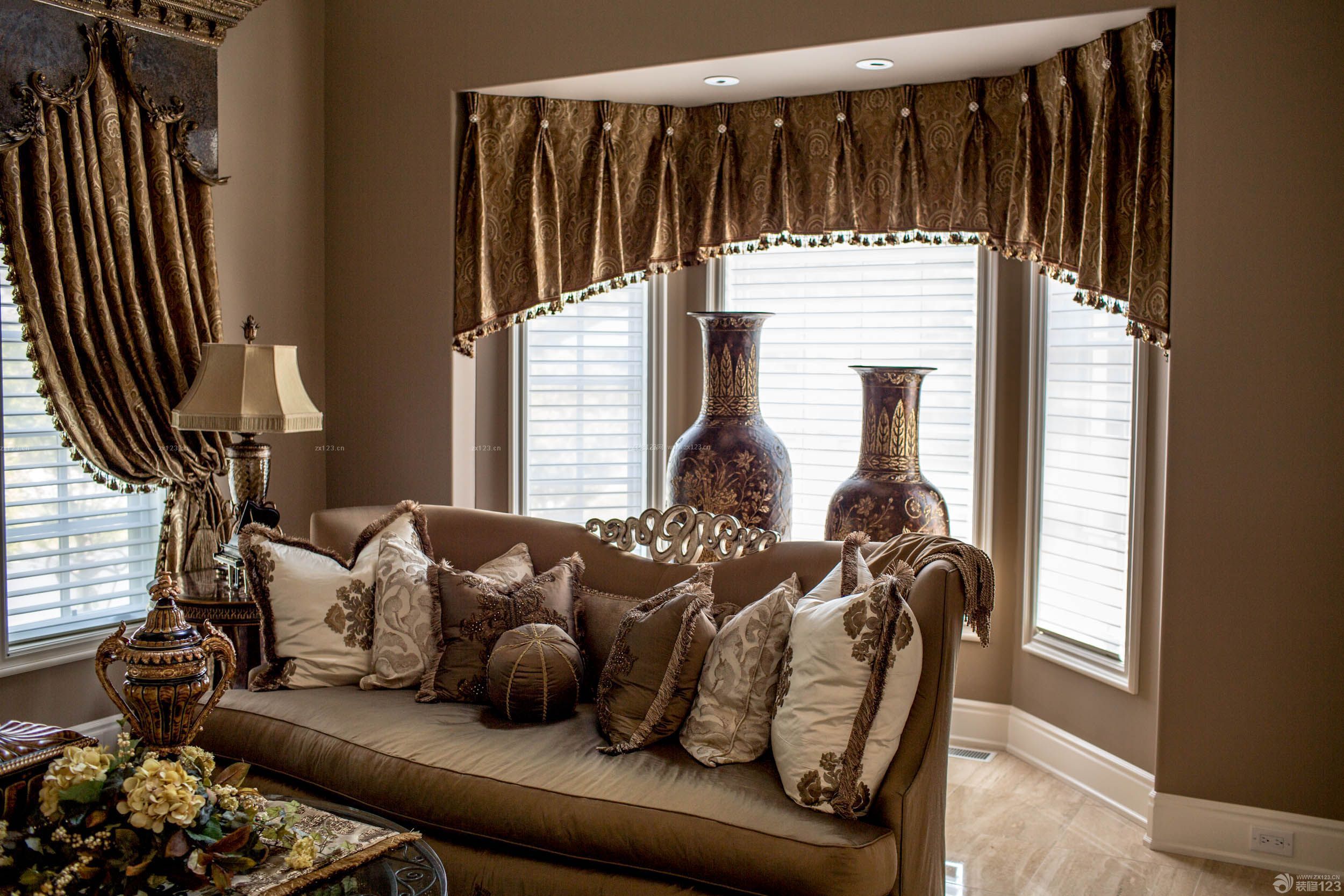 家庭客厅飘窗欧式窗帘图片