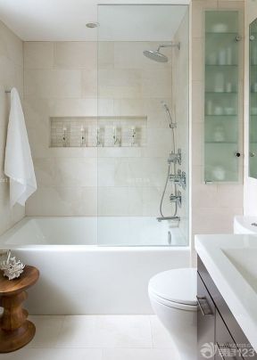 面积小卫生间 白色浴缸装修效果图片