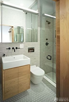 小面积卫生间橡木浴室柜图片