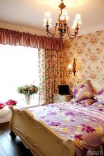 温馨卧室碎花形窗帘装修效果图片