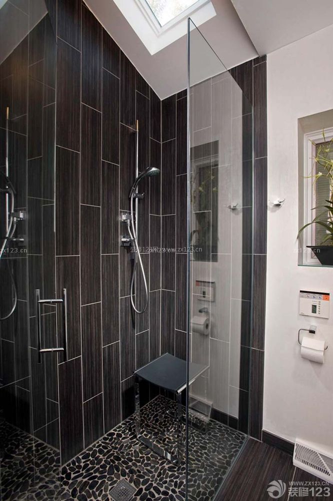 小卫生间淋浴房黑色地砖装潢实景图
