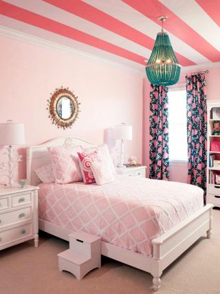 温馨粉色女生卧室印花窗帘装修效果图片
