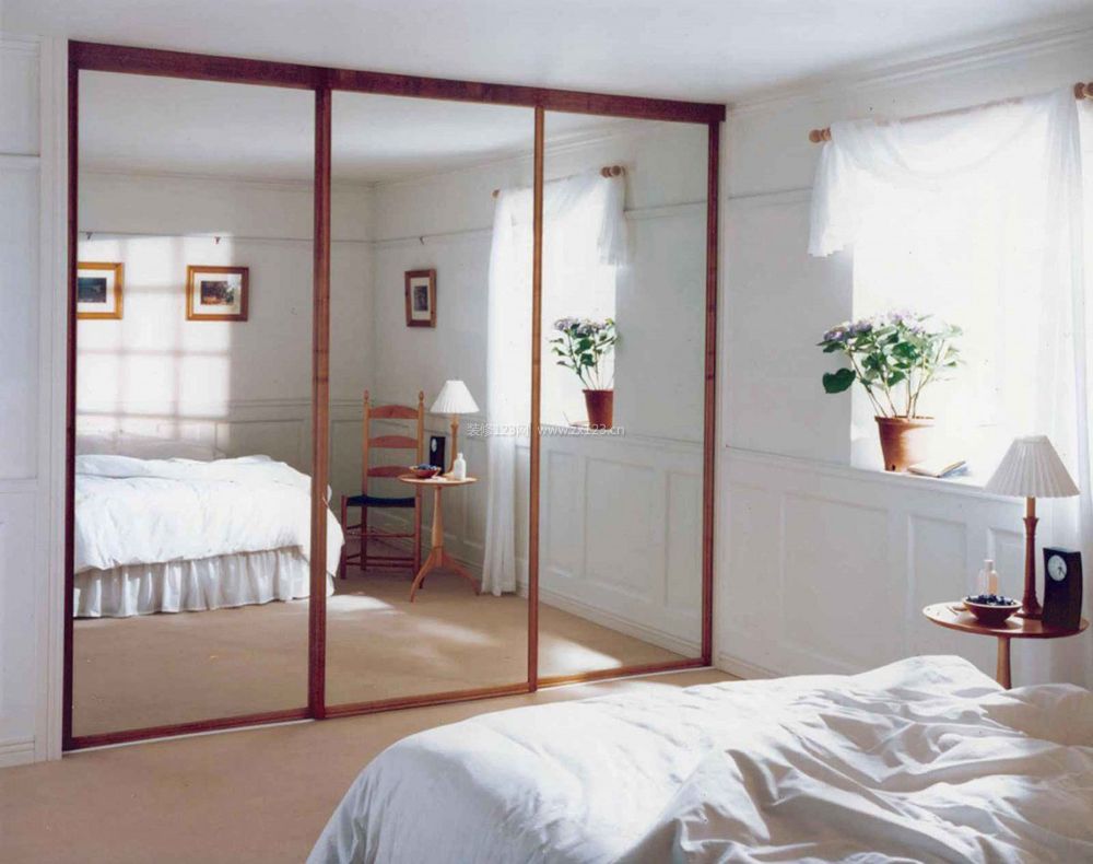 简约卧室镜子装修设计效果图片