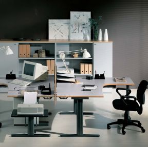 小型办公室装修图 隔断式办公桌