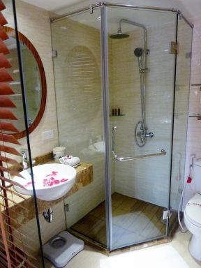 小宾馆房间室内玻璃淋浴间装修效果图
