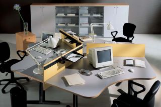 小型办公室办公桌隔断装修设计图片