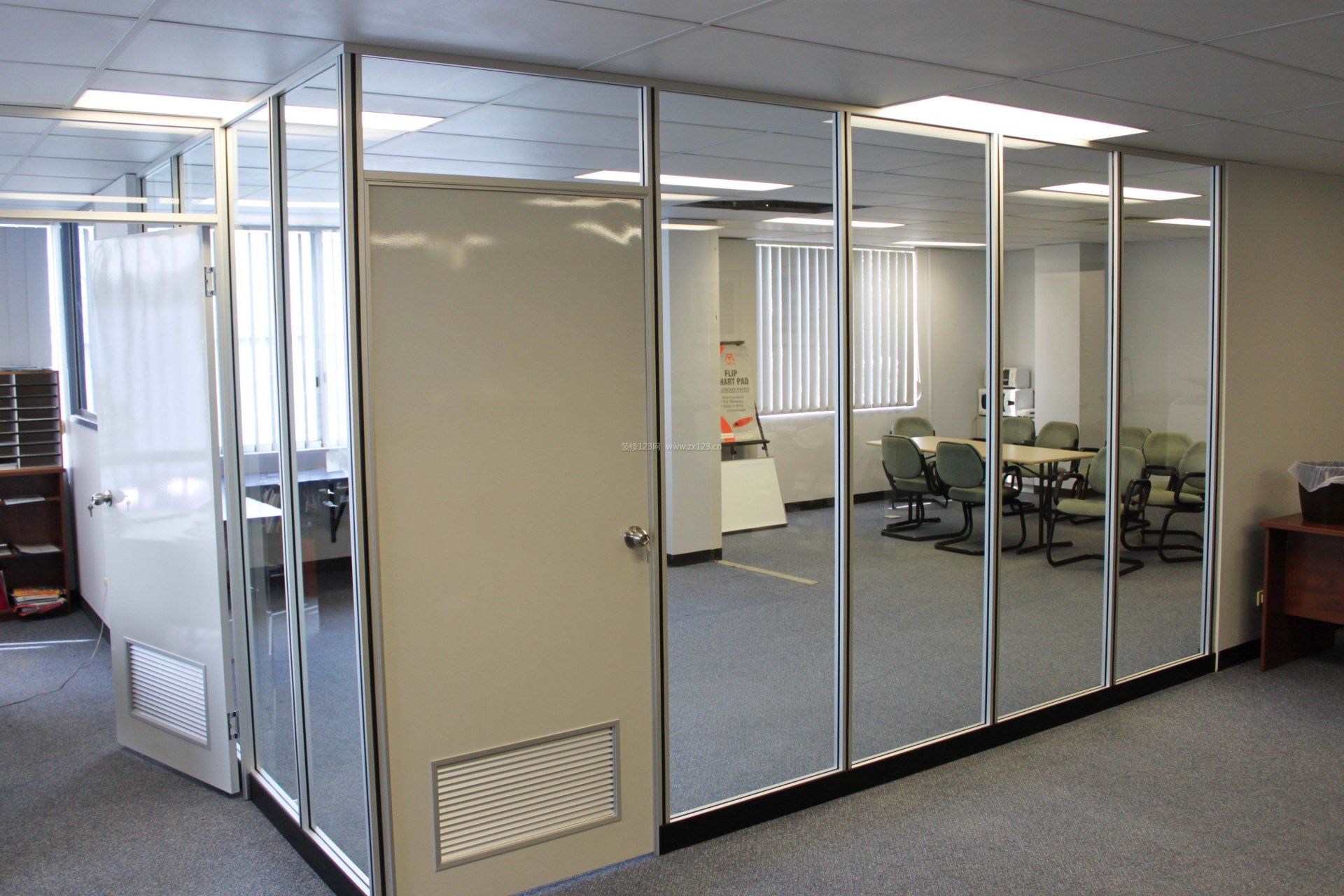 最新办公室玻璃隔断设计效果图片