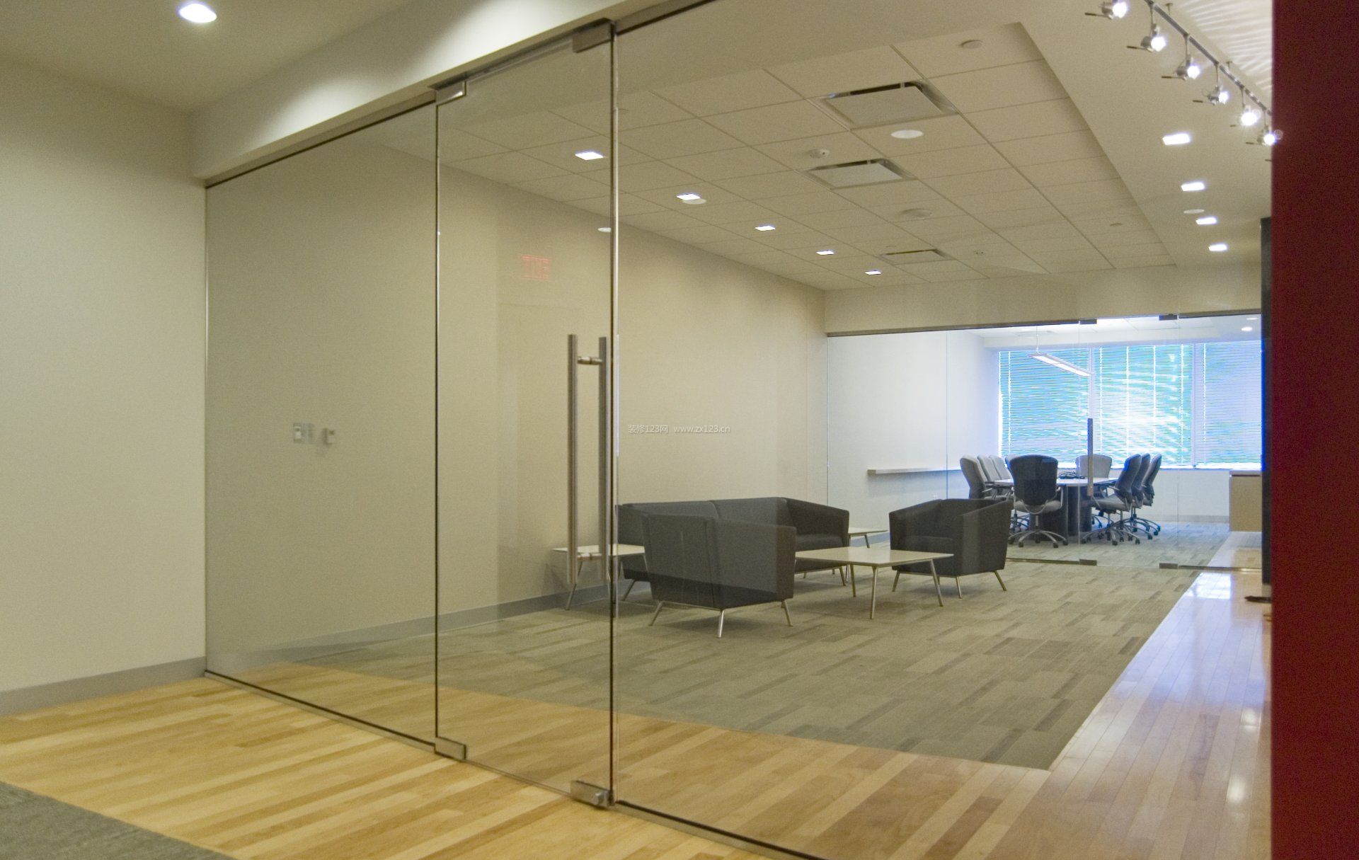 最新现代办公室玻璃隔断设计效果图