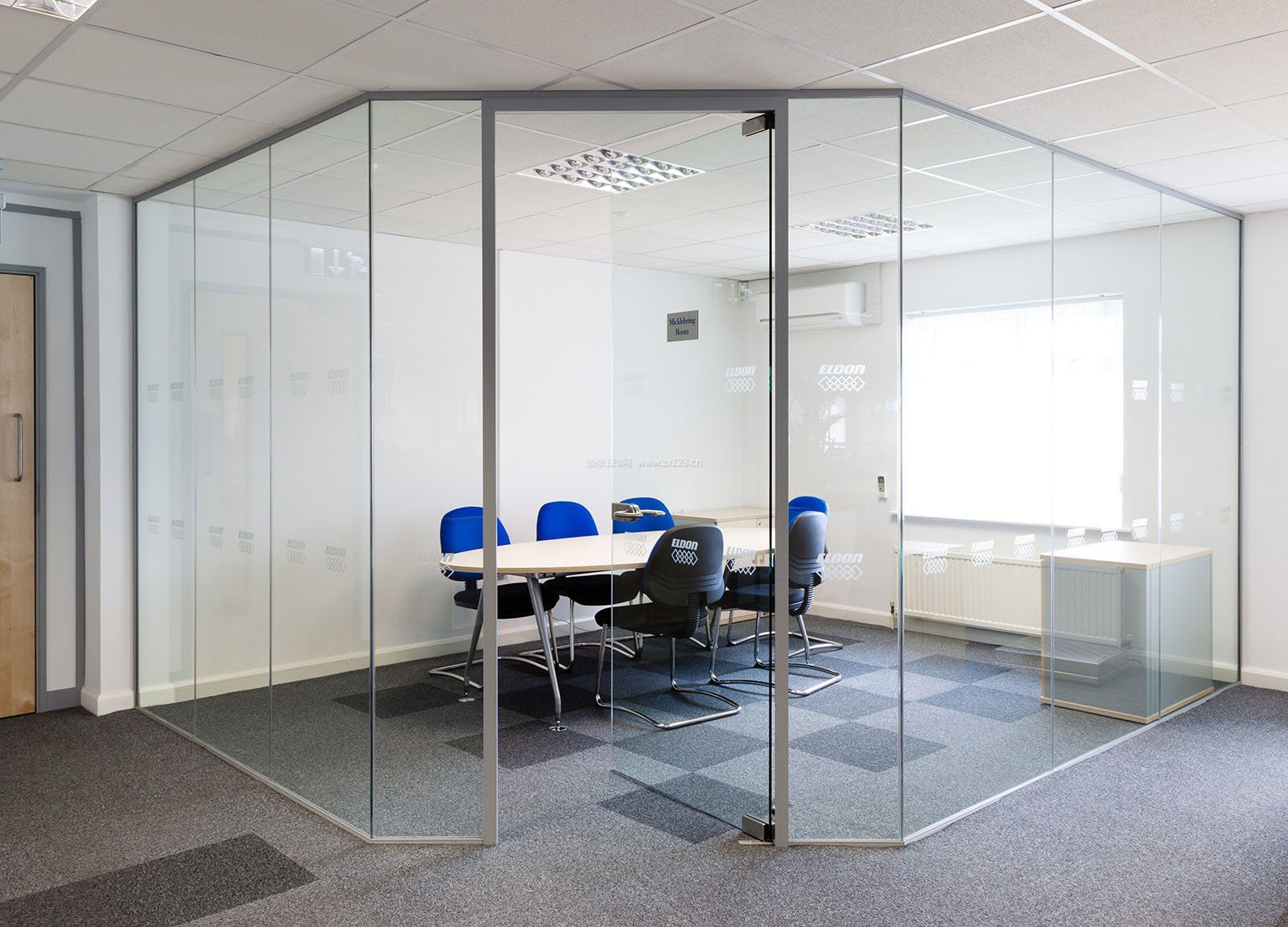 最新现代办公室玻璃隔断设计效果图大全