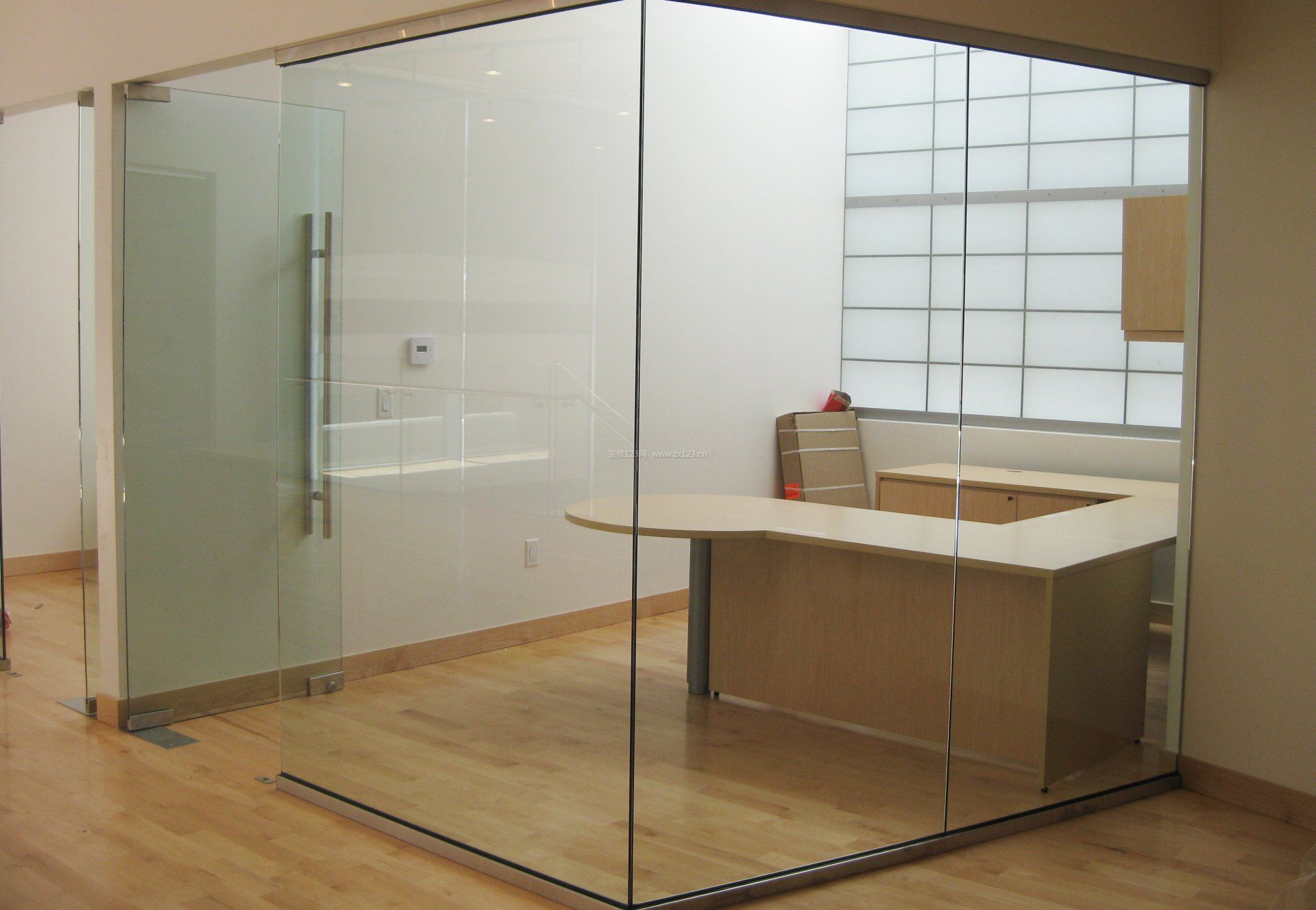 现代办公室室内玻璃隔断装修效果图片
