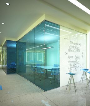 公司办公室玻璃隔断设计效果图