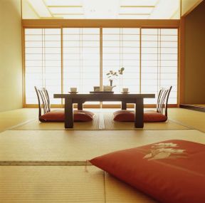 日式小户型 客厅阳台榻榻米装修效果图