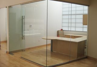 现代办公室室内玻璃隔断装修效果图片