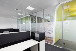 公司办公室室内玻璃隔断设计效果图片