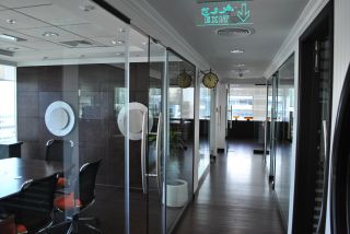 小公司办公室玻璃隔断设计效果图