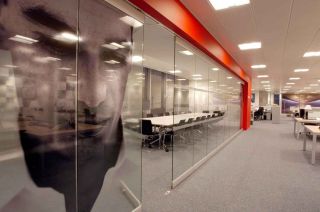 最新办公室玻璃隔断设计效果图图片