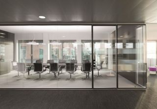 现代办公室玻璃隔断设计效果图