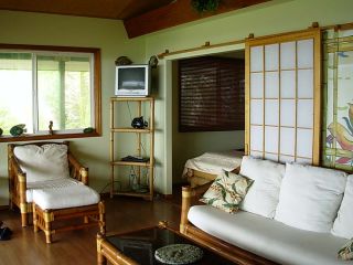 日式小户型客厅木质沙发装修效果图片