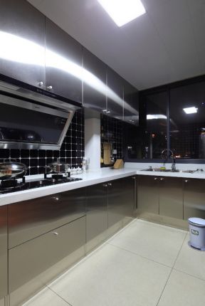 现代厨房烤漆橱柜装修效果图案例