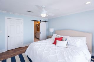 美式主卧室白色门装修效果图片
