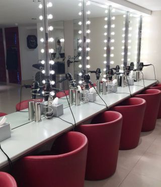 现代小型理发店室内镜子装修效果图片