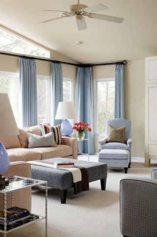 简约风格小客厅蓝色窗帘装修效果图片