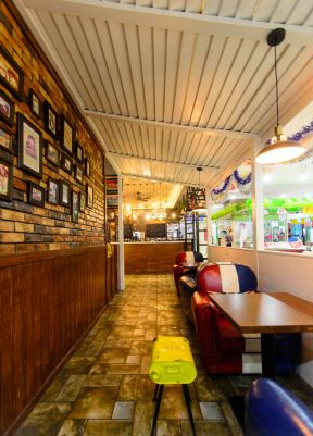 小型咖啡厅效果图 木质吊顶装修效果图片