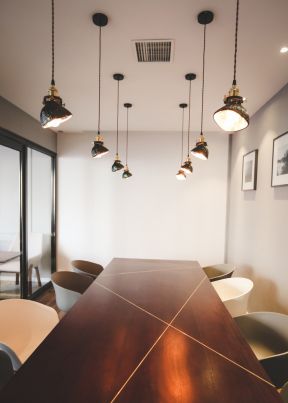 小型咖啡厅效果图 简约吊灯装修效果图片