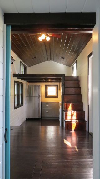 小户型老房客厅木楼梯装修设计效果图片