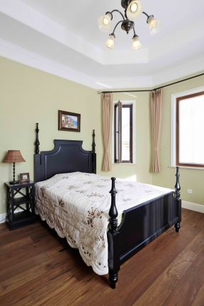 美式卧室浅褐色木地板装修效果图片