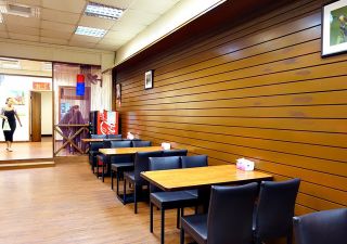 小型餐馆室内木质背景墙装修效果图片