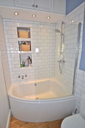 家装小卫生间扇形浴缸装修效果图片