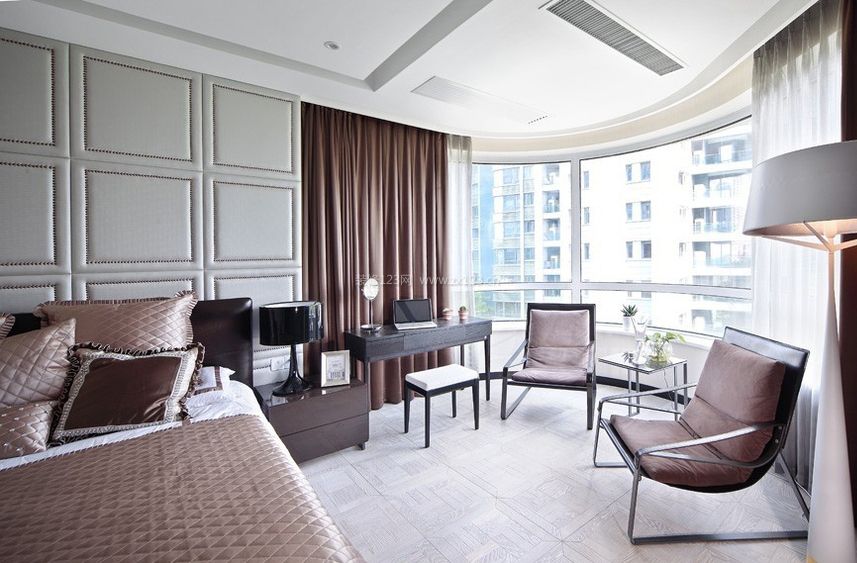 大卧室阳台装修设计效果图