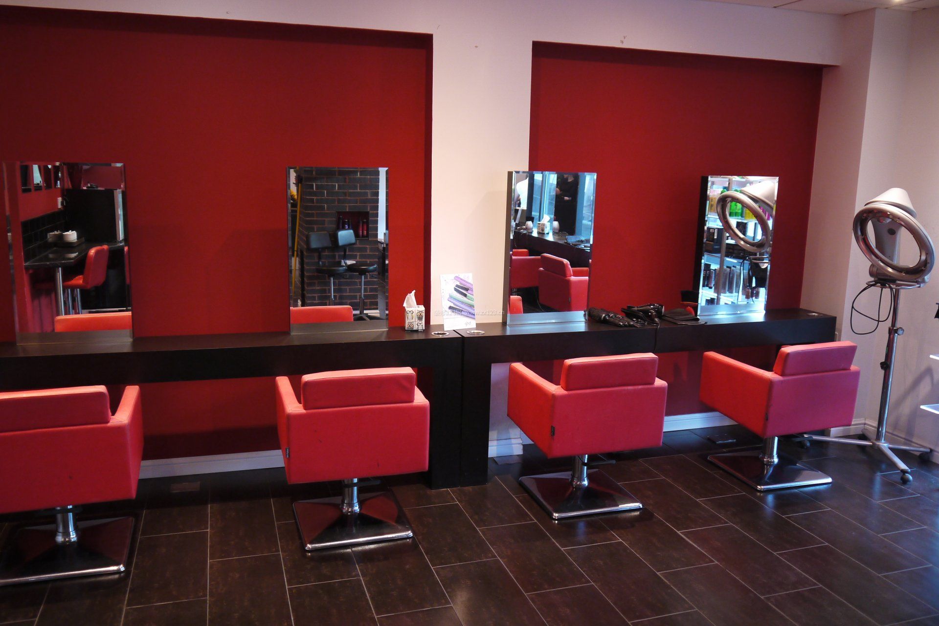 小理发店室内红色墙面装修效果图片