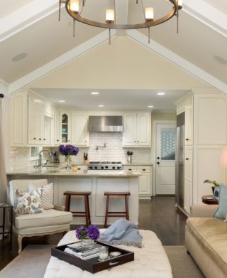 美式小别墅厨房与客厅隔断设计效果图片