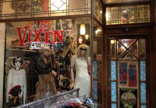 国外小服装店橱窗设计装修效果图片