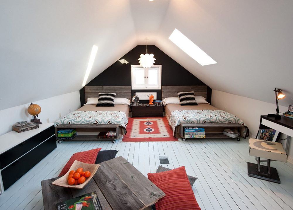 阁楼式顶楼卧室白色木地板装修效果图片