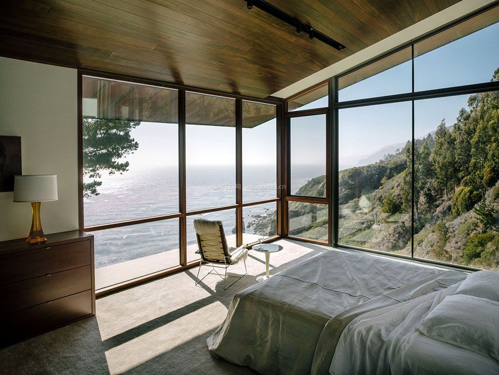 山地别墅带飘窗卧室木质吊顶设计