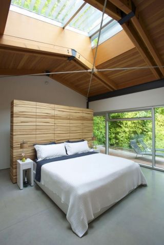休闲木屋别墅带飘窗卧室吊顶设计图