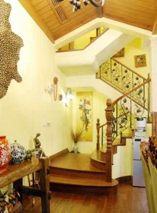 美式乡村风格小户型别墅楼梯装修效果图片