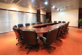 政府会议室效果图 深棕色木地板装修效果图片