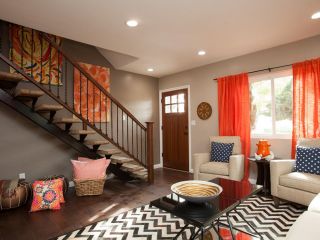 小复式楼客厅橙色窗帘装修效果图片
