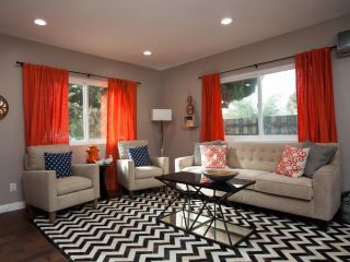简约客厅橙色窗帘装修布置效果图片